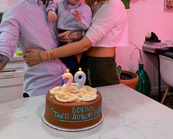 «Scrivi: tanti auguri Fedez». La gaffe del pasticciere sulla torta di compleanno