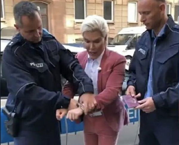 Il Ken umano è stato arrestato: «La sua foto non corrisponde a quella dei documenti»