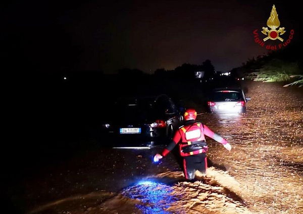 Maltempo Calabria, morti mamma e figlio di 7 anni: si cerca un altro bimbo | FOTO