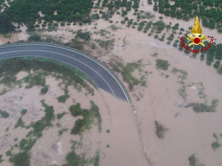 Maltempo in Sicilia, strade allagate ed esondazioni: auto travolte dall’acqua, persone sui tetti | FOTO article-post