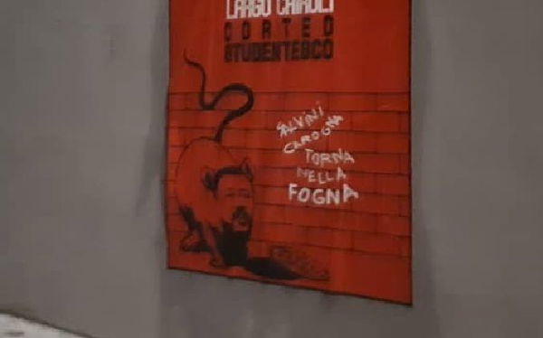 «Torna nella fogna»: a Milano spuntano manifesti con Salvini-topo | FOTO