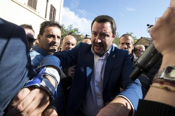 Matteo Salvini e la rosa per Desirée