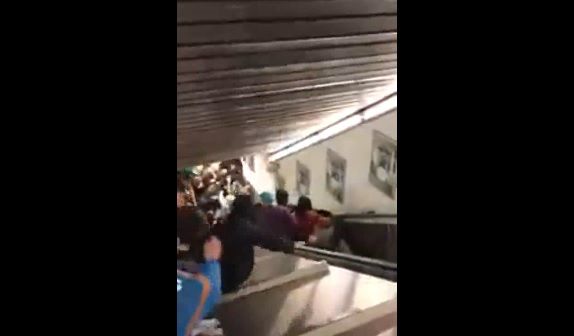Incidente metro: il momento esatto in cui cede la scala mobile | VIDEO