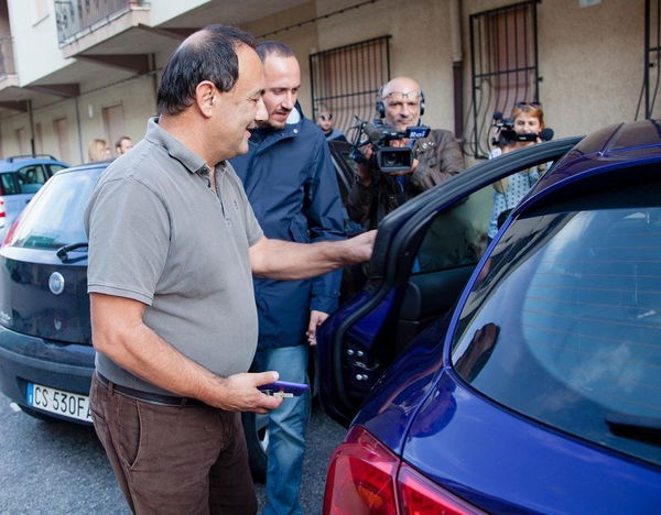 Mimmo Lucano dorme in auto: «La macchina sarà la mia casa»