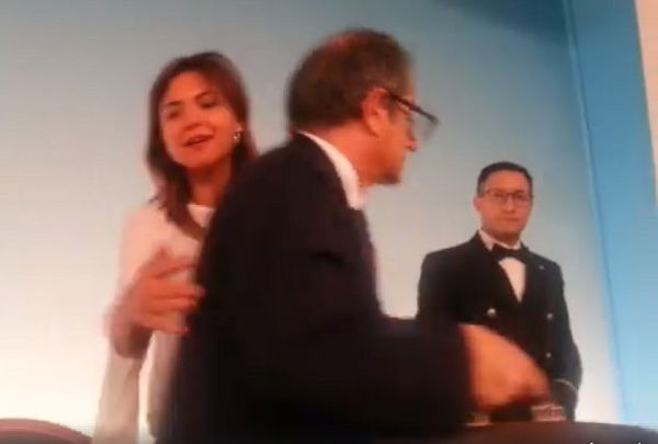 L’imbarazzante video del ministro Tria portato via mentre i giornalisti fanno domande