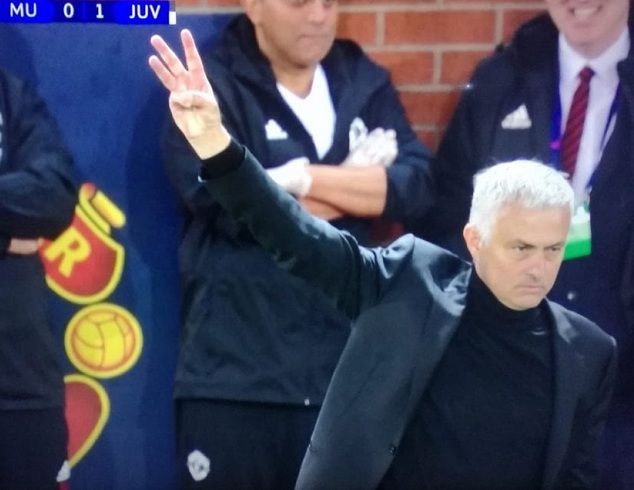 I Tifosi Della Juve Insultano Mourinho E Lui Risponde Con Il Gesto Del Triplete 