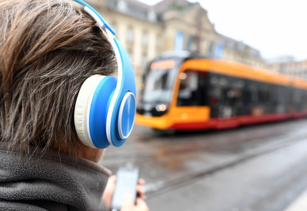 Sassari: se attraversi la strada guardando lo smartphone, ti fanno la multa