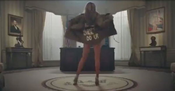 La sosia di di Melania Trump minacciata di morte dopo il video di T.I.