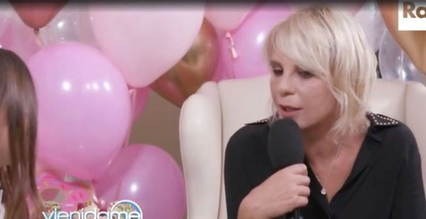 Il mistero dell’ospitata di Maria De Filippi da Caterina Balivo