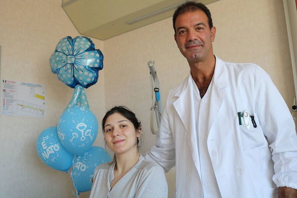 Lo straordinario parto di Giulia: a 22 anni tre gemelli, come lei un caso su 240mila