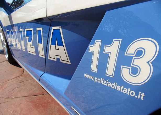 Brescia, simboli fascisti e manganelli: perquisizioni all’associazione che organizzava ronde