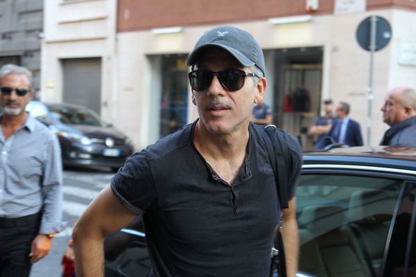 Il post virale di Beppe Fiorello dopo la revoca degli arresti per Mimmo Lucano
