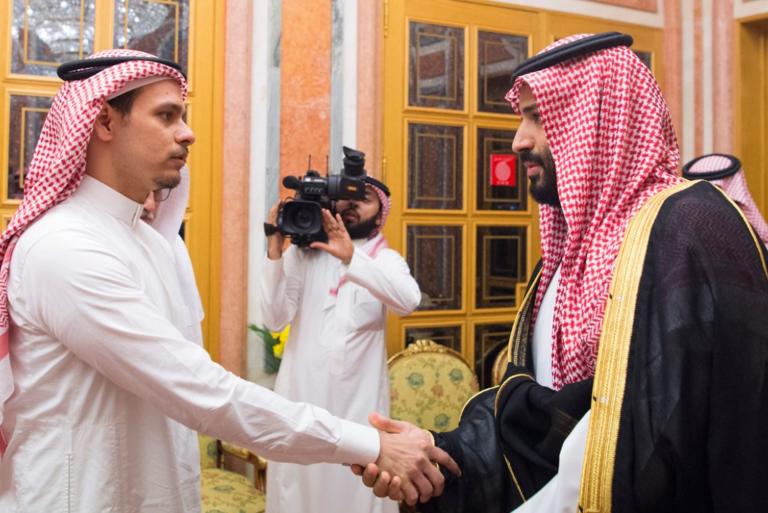Il principe saudita incontra la famiglia di Khashoggi, mentre Trump lo attacca
