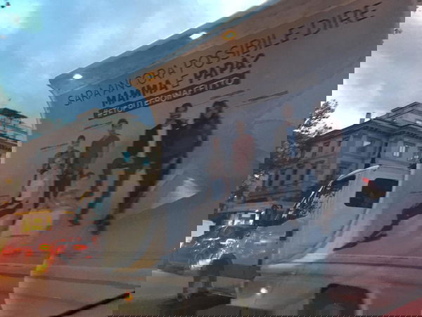 Così i Pro Vita prendono in giro Virginia Raggi | FOTO