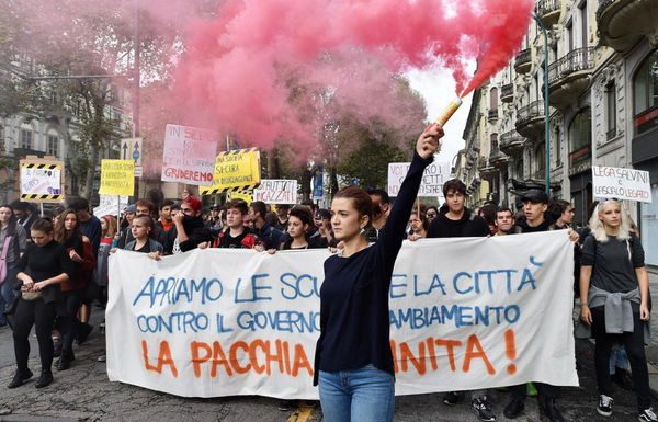 Islamici e somari, come i giornali di destra vedono la prima protesta degli studenti contro il governo