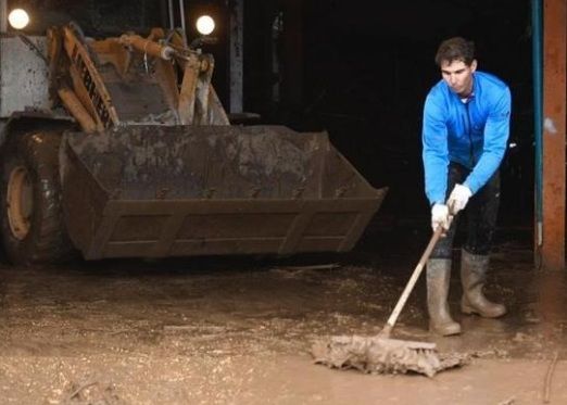 La lezione di umiltà di Nadal: il campione si unisce alla gente per spalare il fango | VIDEO