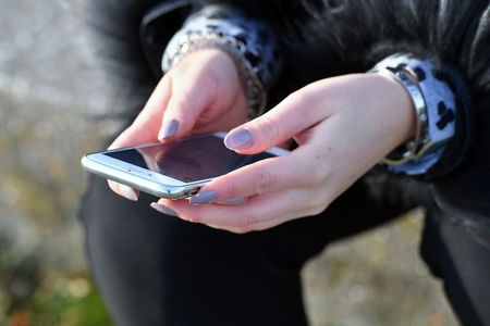 Giuseppe Valditara vuole vietare l’utilizzo dello smartphone a scuola per evitare distrazioni article-post