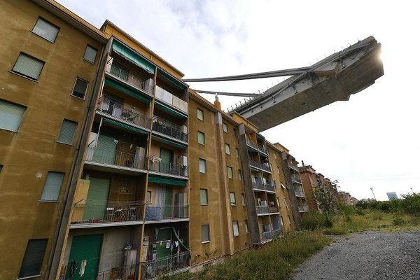 Crollo a Genova, uno sfollato trova la casa completamente allagata
