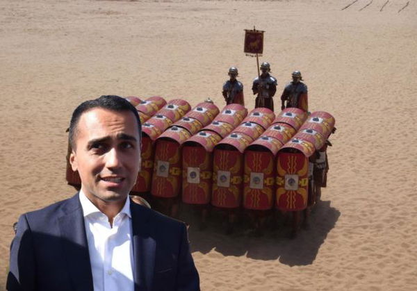 Di Maio copia la definizione di testuggine romana da Wikipedia