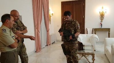 Il sottosegretario Tofalo con la mimetica: «Non si può parlare di equipaggiamento, se non lo si indossa» | VIDEO article-post