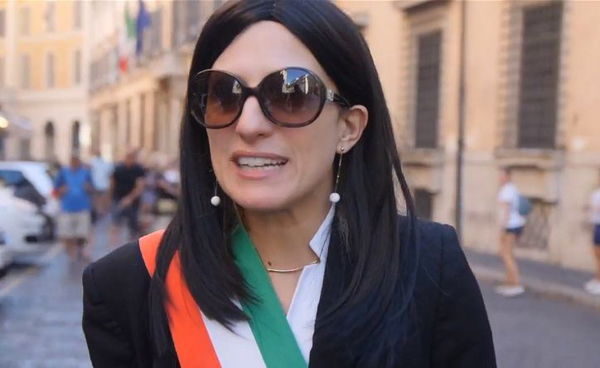 «Abbiamo rimosso tre foglie»: lo spot geniale (sul referendum a Roma) con la finta Raggi | VIDEO