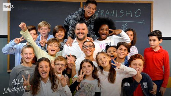 La simbologia occulta nel bambino con la maglietta rossa accanto a Salvini