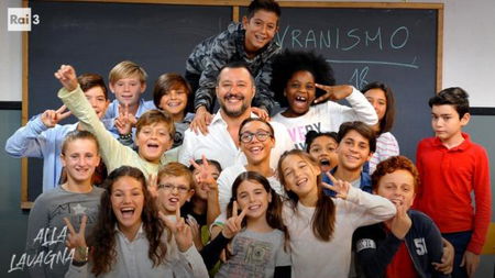 La simbologia occulta nel bambino con la maglietta rossa accanto a Salvini article-post