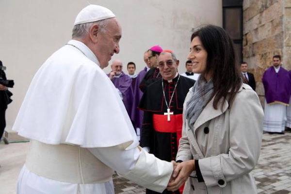 La Raggi ha deciso: bestemmiare a Roma non è più reato