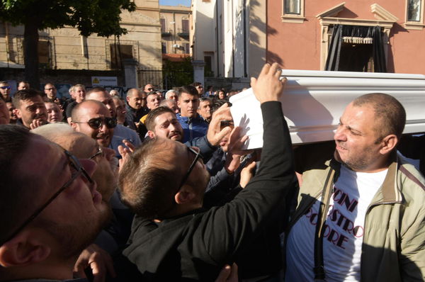 Casteldaccia, no ai proprietari della villetta al funerale delle vittime