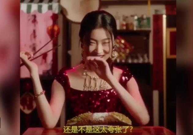 Il sessismo dello spot cinese di Dolce&Gabbana con la modella e il «cannolo troppo grande» | VIDEO article-post