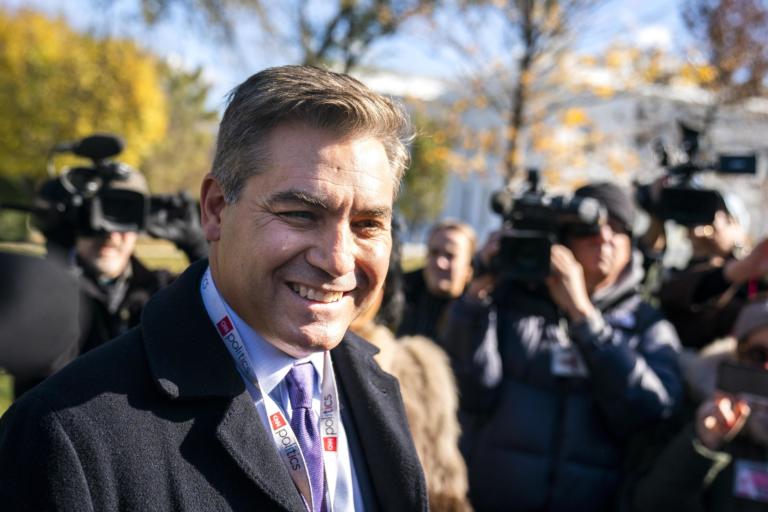 Donald Trump perde un’altra battaglia: reintegrato il giornalista della Cnn cacciato dalla Casa Bianca
