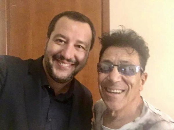 Pure Edoardo Bennato si fa il selfie con Salvini