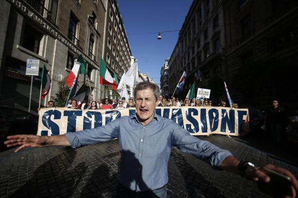 Alemanno omaggia Pino Rauti, l’ex moglie lo striglia: «Non sei degno di ricordare mio padre»