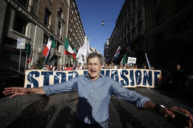 Alemanno omaggia Pino Rauti, l’ex moglie lo striglia: «Non sei degno di ricordare mio padre» article-post
