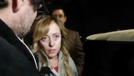 Le Iene tagliano la risposta della Meloni, che può andare a vedere il film di La Vardera a una condizione article-post