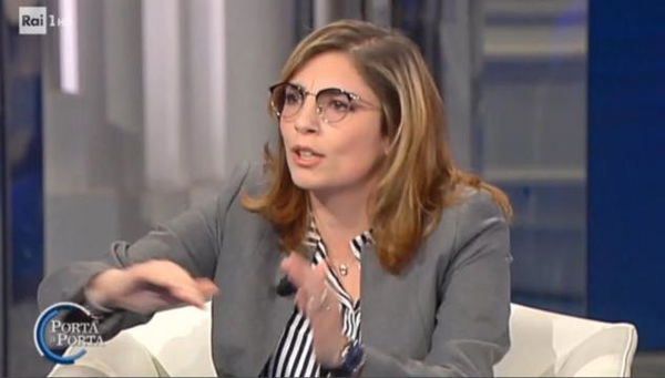 Laura Castelli ha provato (senza riuscirci) a impedire la satira sui social