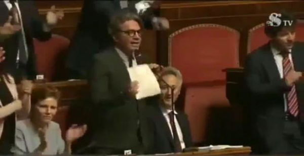«Renzi ha nominato Monti senatore a vita»: una frase, due errori da parte del senatore M5S