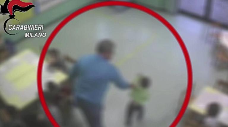 Urla, schiaffi e spintoni a bambini di due anni. Arrestato maestro d’asilo | VIDEO