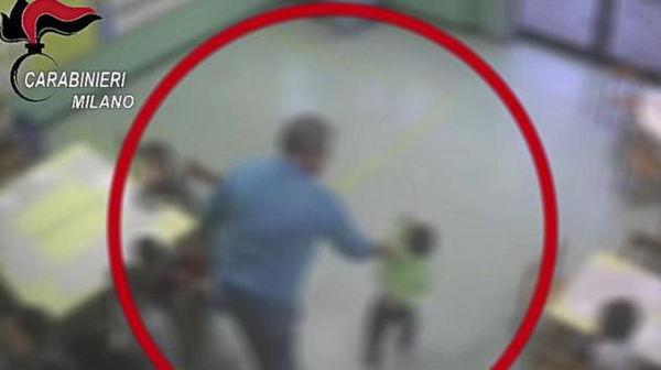 Urla, schiaffi e spintoni a bambini di due anni. Arrestato maestro d’asilo | VIDEO