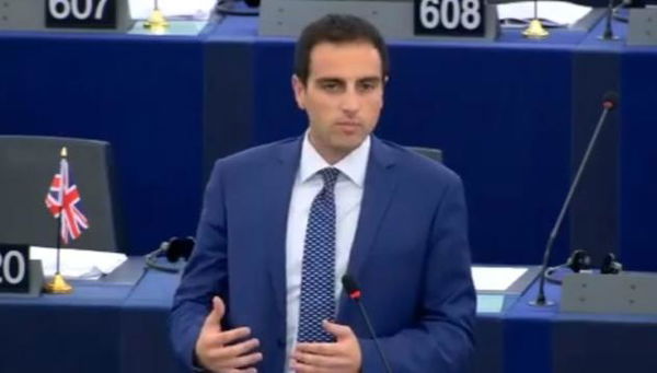 Il mistero della laurea «sparita» dal curriculum del portavoce M5S al Parlamento Europeo