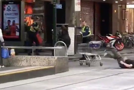 Melbourne, l’uomo che ha fermato l’assalitore con un carrello della spesa | VIDEO