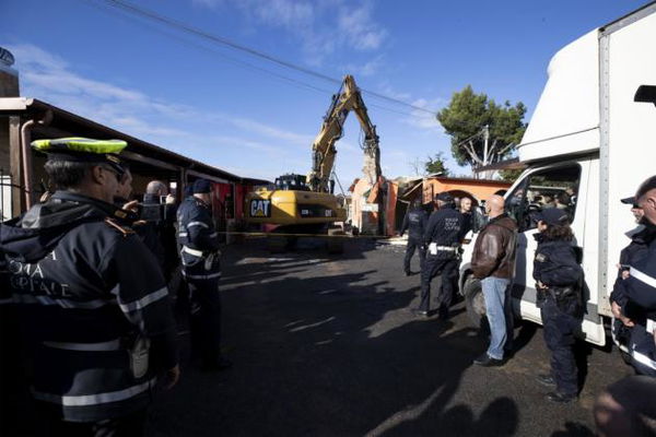 Parola di Nando Casamonica: «Perché le nostre case sì e le ville a Ischia no?»