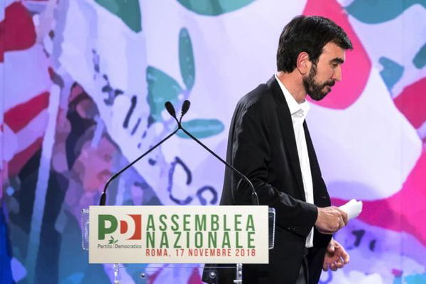 Il Pd sa solo quello che non è: Renzi non si presenta all’assemblea, Minniti e Martina non si candidano, Zingaretti non parla