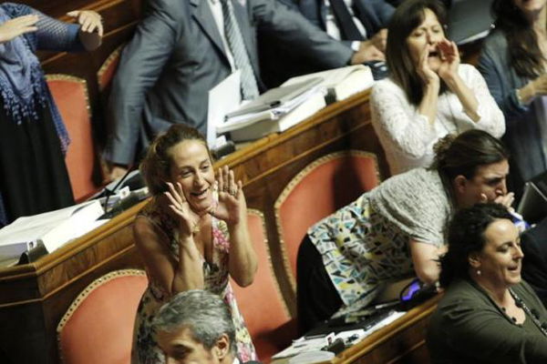 Per Paola Taverna il ricorso alla fiducia è uno strumento delle dittature. Anzi, era | VIDEO