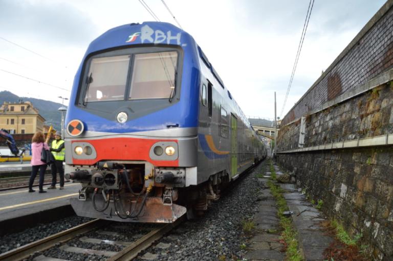 Giovane muore investito da treno nel milanese. Si pensa a una folle «roulette russa» con gli amici