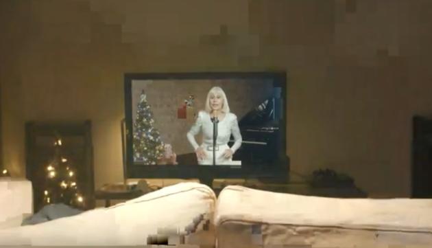 Raffaella Carrà ci mette un po’ di Cherofobia nella sua canzone di Natale | VIDEO article-post