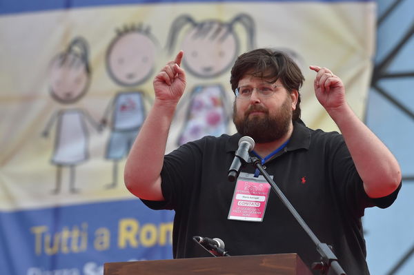 La proposta di Adinolfi: «Mille euro al mese per chi decide di fare ‘solo’ la mamma»