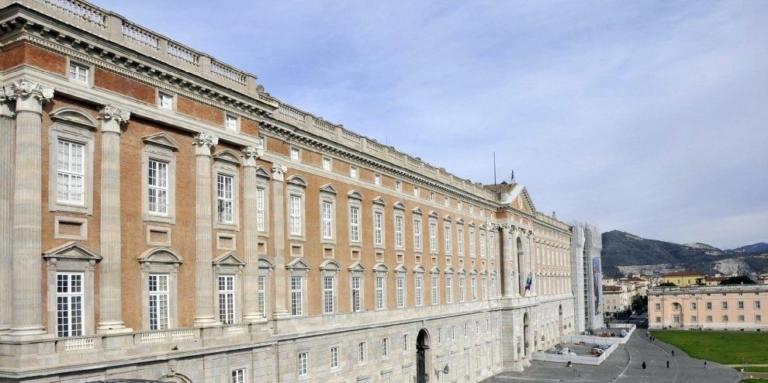 Crollano i capitelli decorativi della Reggia di Caserta