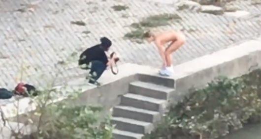 Il servizio fotografico a nudo dando le spalle (e non solo) al Cupolone | VIDEO