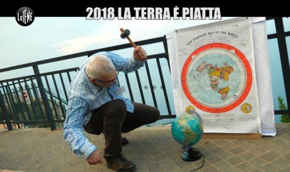 I terrapiattisti insistono: «La terra non è tonda. È tutto un complotto della Nasa»